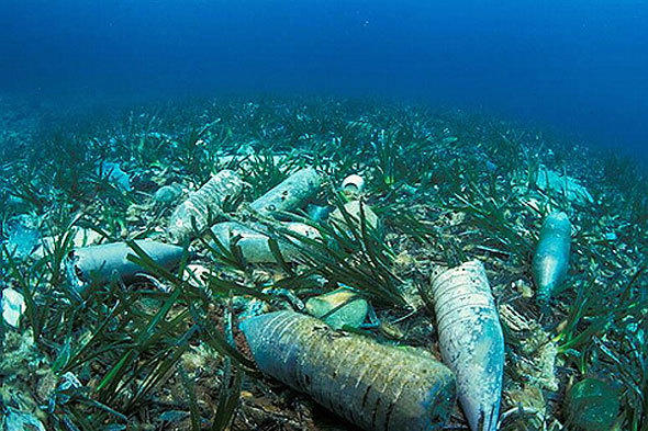 пластиковые бутылки на дне моря