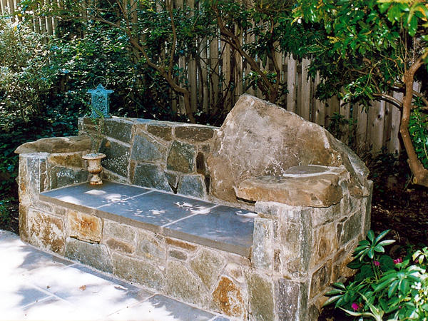 Каменная садовая скамейка