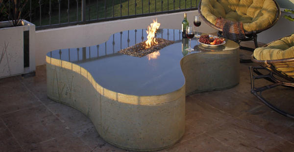 Стол для террасы из полированного бетона с очагом