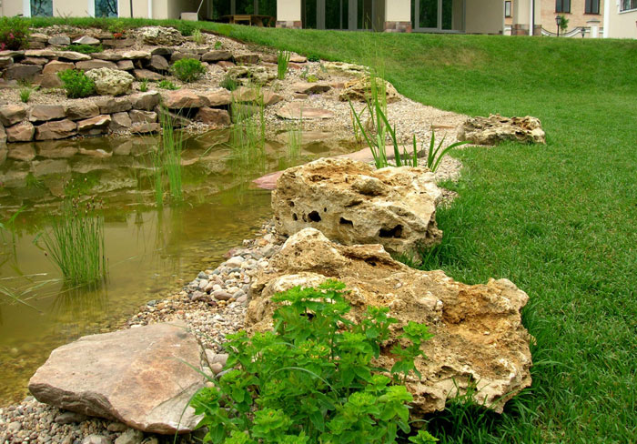 Выбор камней для декорирования водоема и их размещение — очень важные нюансы