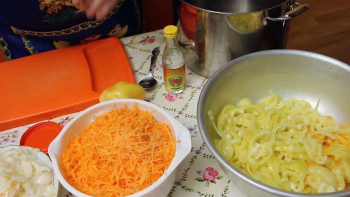 Нарезаем перец, морковь и лук