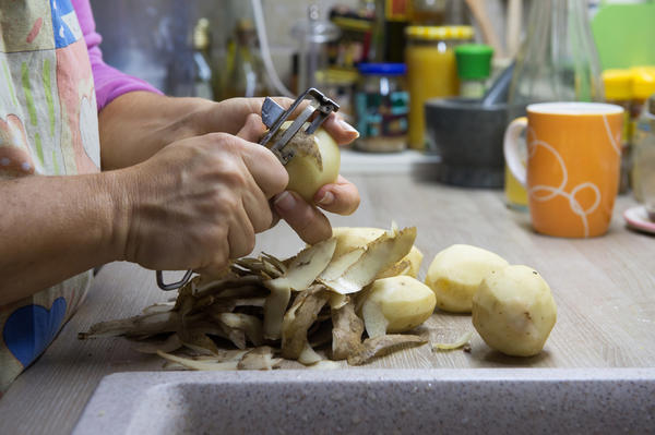 Высушенные картофельные очистки — полезное удобрение