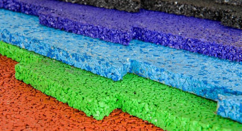 разноцветная резиновая плитка для дачи
